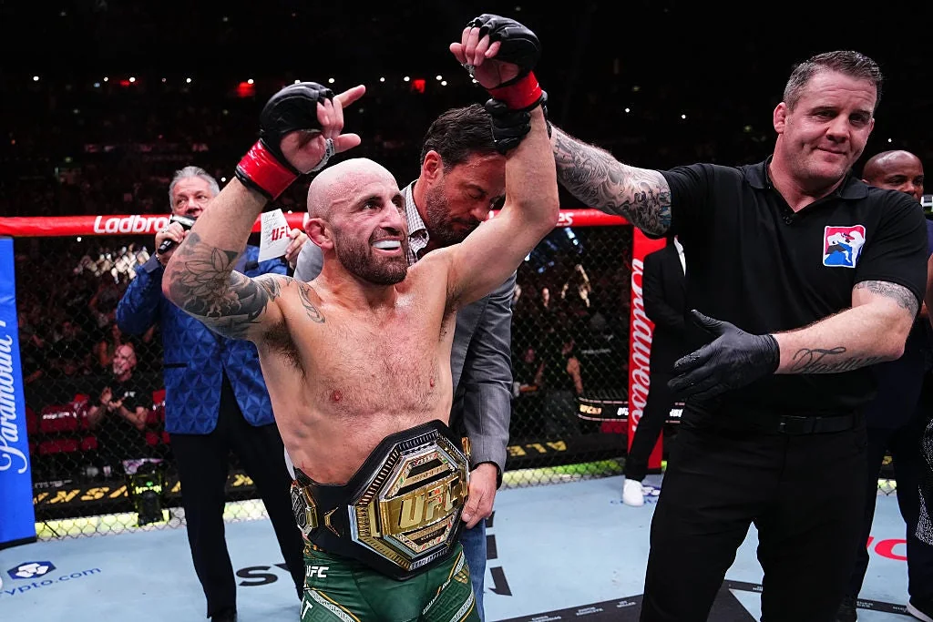 Alexander Volkanovski raises the UFC featherweight championship belt